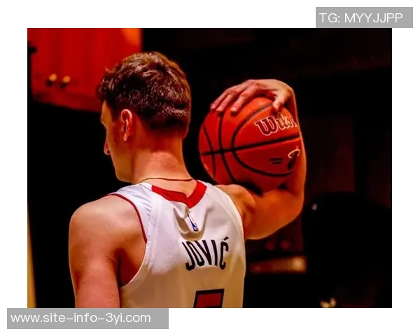 鲍威尔称赞约维奇展现真实自我期待他按风格自由发挥